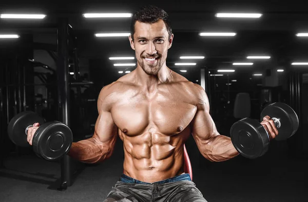 Bodybuilder Knappe Sterke Atletische Ruwe Man Oppompen Biceps Spieren Workout — Stockfoto