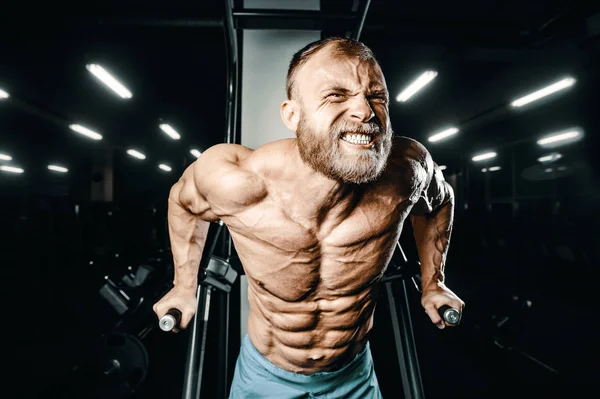 Fisiculturista Bonito Forte Atlético Homem Áspero Bombeando Músculos Peito Flexões — Fotografia de Stock