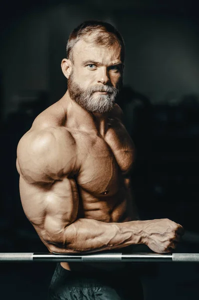 Kulturysta Przystojny Silny Atletyczny Szorstki Człowiek Pompowanie Górę Biceps Mięśnie — Zdjęcie stockowe