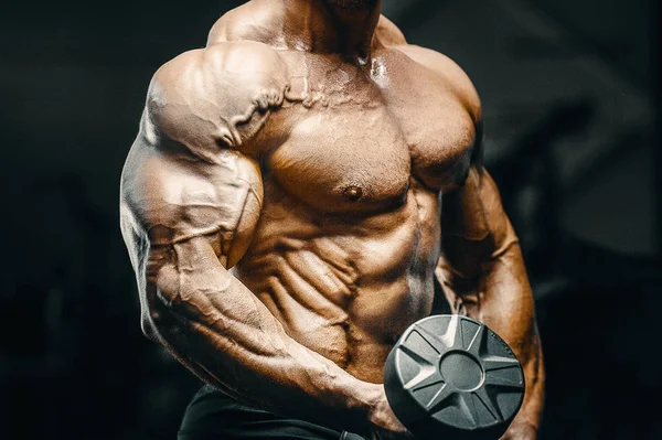 Bodybuilder Όμορφος Ισχυρός Αθλητικός Τραχύς Άνθρωπος Άντληση Μέχρι Δικέφαλους Μυς — Φωτογραφία Αρχείου