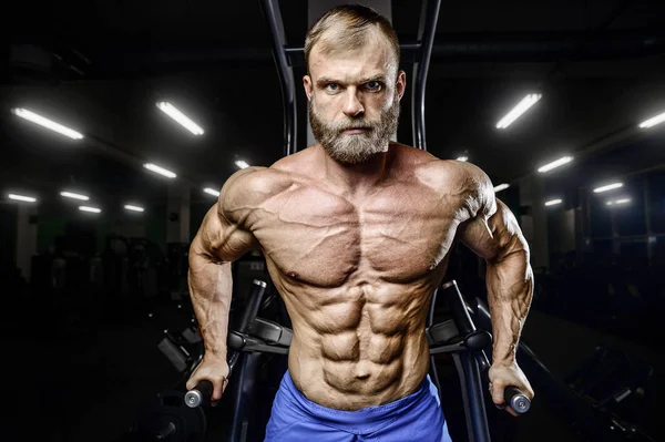 Bodybuilder Όμορφος Ισχυρός Αθλητικός Σκληρός Άνθρωπος Άντληση Μέχρι Τους Μυς — Φωτογραφία Αρχείου