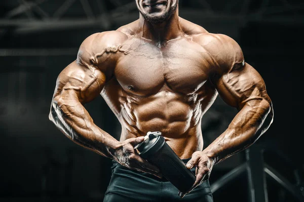 Bodybuilder Stark Atletisk Grov Man Med Proteinpulver Efter Träning Fitness — Stockfoto