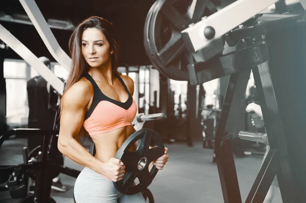 Kobieta Fitness Pompuje Mięśnie Treningu Dość Kaukaski Fitness Dziewczyna Kulturystyka — Zdjęcie stockowe
