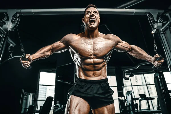 Muskelkräftiger Bodybuilder Seilkreuzungen Fitness Männer Die Muskeln Aufpumpen Workout Fitness — Stockfoto