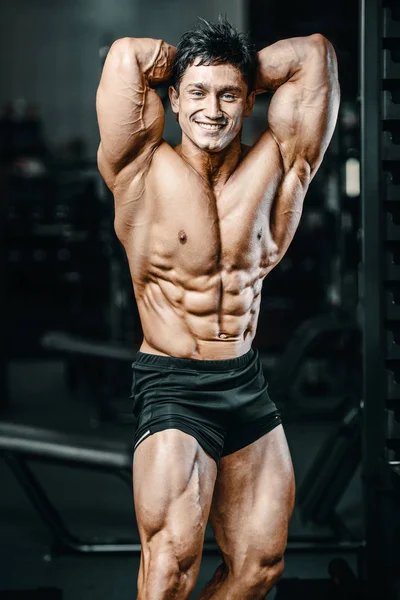 Bodybuilder Schöner Starker Athletischer Rauer Mann Der Bauchmuskeln Hochpumpt Workout — Stockfoto