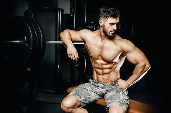 Culturista Guapo Fuerte Atlético Áspero Hombre Bombeando Los Músculos Abdominales — Foto de Stock