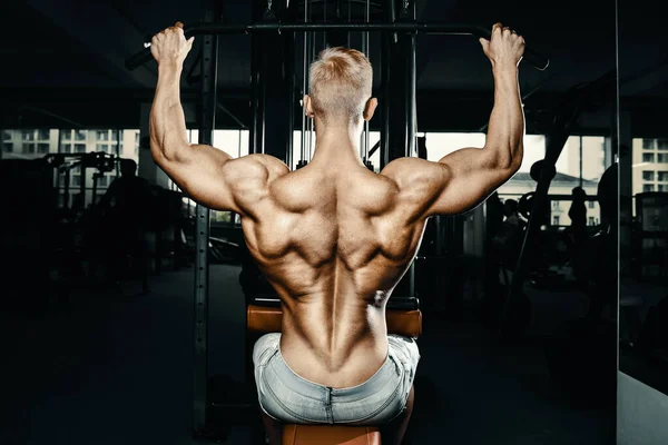 Musculaire Bodybuilder Fitness Mannen Doen Pull Ups Oefeningen Sportschool Naakte — Stockfoto