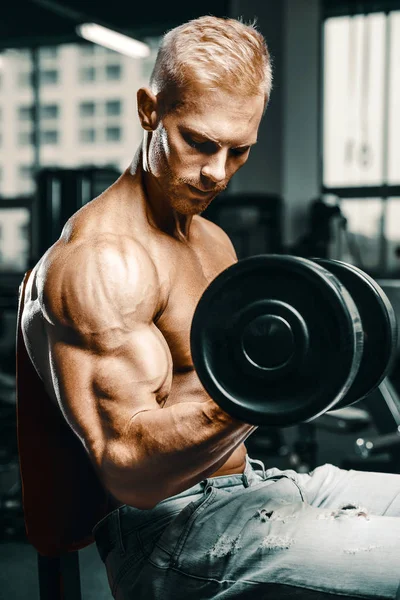 Kulturista Pohledný Silný Atletický Drsný Muž Pumpování Biceps Svaly Cvičení — Stock fotografie