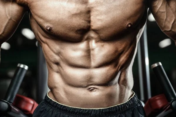 Bodybuilder Όμορφος Ισχυρός Αθλητικός Τραχύς Άνθρωπος Άντληση Μέχρι Κοιλιακούς Μυς — Φωτογραφία Αρχείου