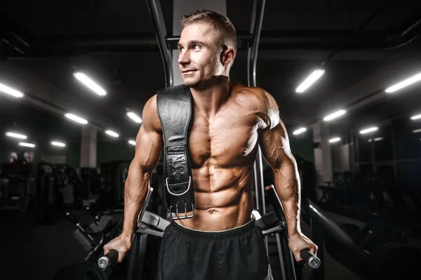 Bodybuilder Schöner Starker Athletischer Rauer Mann Der Brustmuskeln Auf Liegestützen — Stockfoto