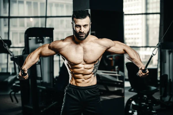 Kablolu Deki Kaslı Vücut Geliştirici Fitness Adamları Kaslarını Şişiriyor Vücut — Stok fotoğraf