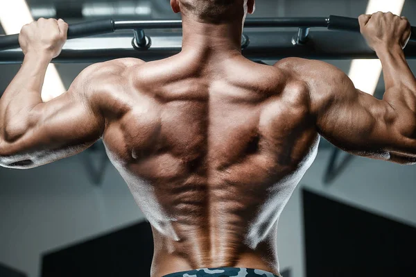 Muskulös Bodybuilder Fitness Män Gör Pull Ups Övningar Gym Naken — Stockfoto