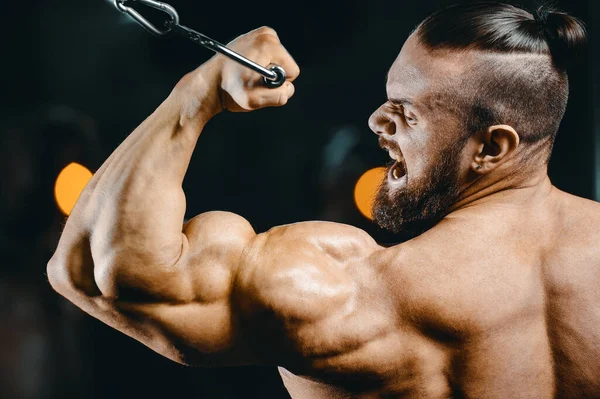 Kulturysta Przystojny Silny Atletyczny Szorstki Człowiek Pompowanie Górę Biceps Mięśnie — Zdjęcie stockowe