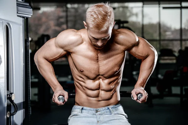 Bodybuilder Schöner Starker Athletischer Rauer Mann Der Muskeln Aufpumpt Fitness — Stockfoto