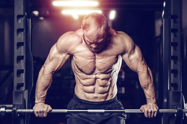 Kulturysta Przystojny Silny Atletyczny Szorstki Człowiek Pompuje Mięśnie Trening Fitness — Zdjęcie stockowe