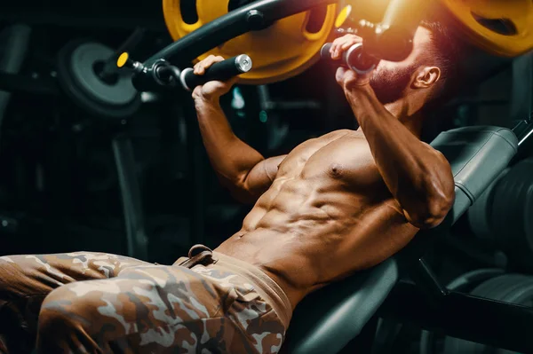 Kulturysta Przystojny Silny Atletyczny Szorstki Człowiek Pompuje Mięśnie Trening Fitness — Zdjęcie stockowe