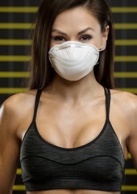 Coronavirus hastalığı olan fitness kadını COVID-19 enfeksiyonlu tıbbi illüstrasyon kasları çalışıyor. Beyaz tenli fitness kızı ve vücut geliştirme konsepti karın kasları, kollar, sırt, göğüs egzersizleri.