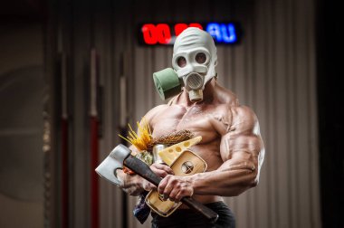 Baltalı vücut geliştirici sporcu, spor salonunda gaz maskeli yemek. Peynirli yumurta ve mısır gevreğiyle kaslı adam Coronavirüs salgını covid-19 pandemik kaos medikal maske kıyamet sonrası vücut geliştirme.