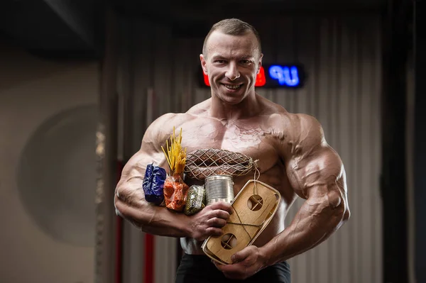 Bodybuilder Sportovec Sekerou Jídlo Plynové Masce Tělocvičně Svalovec Sýrovými Vejci — Stock fotografie