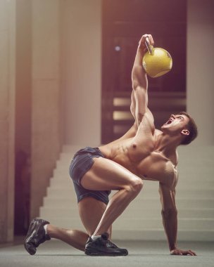 Vücut geliştirici yakışıklı güçlü atletik sert adam kaslarını kettlebell egzersizi ve vücut geliştirme sağlıklı konsept tasarımı ile pompalıyor - kaslı fitness erkekler beden eğitiminde göğüs egzersizi yapıyor