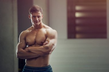 Vücut geliştiren yakışıklı, güçlü, atletik yakışıklı, kas geliştiren, vücut geliştiren sağlıklı bir vücut geliştirme uzmanı. Kas geliştiren, spor salonunda çıplak vücut egzersizleri yapan adamlar.