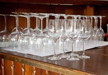 Counte bar üzerinde şarap bardakları satır boş şarap gözlük temiz