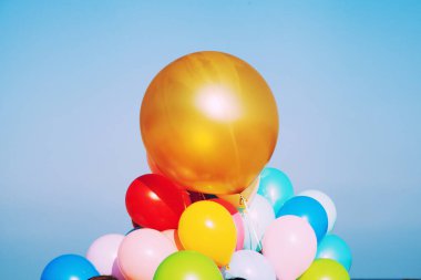 Gökyüzünde çok renkli balonlar