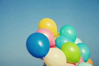 Mavi gökyüzünde çok renkli balonlar