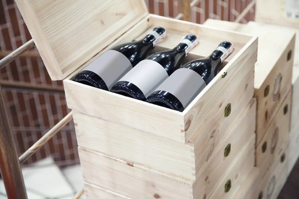 Botellas de vino en una caja —  Fotos de Stock
