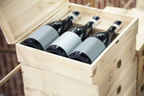 Vino entrega vino en cajas de madera —  Fotos de Stock