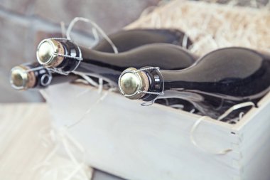 Şarap şişeleri kapanıyor.