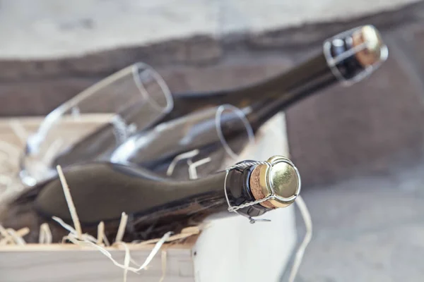 şarap ve bardaklar bir kutuda