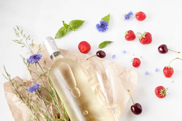 Пляшка охолодженого білого вина — стокове фото