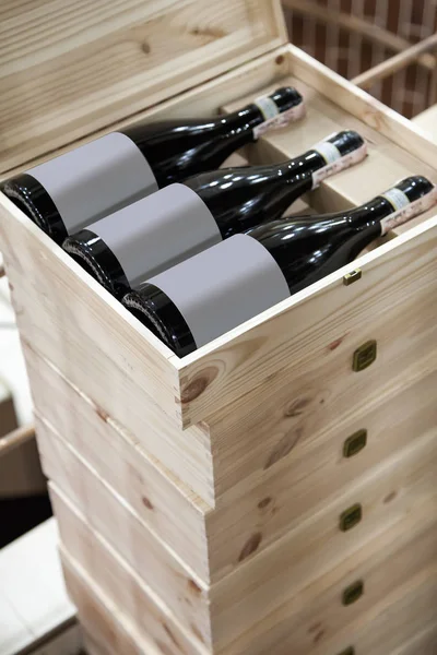 Entrega de alcohol, almacenamiento de vino, venta de vino espumoso —  Fotos de Stock