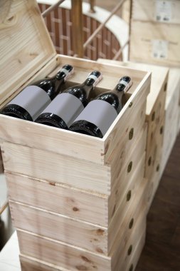 Kutuda şarap şişeleri
