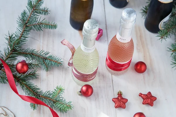 Şampanya şişeleri yeni yılı ve noeli kutluyor.