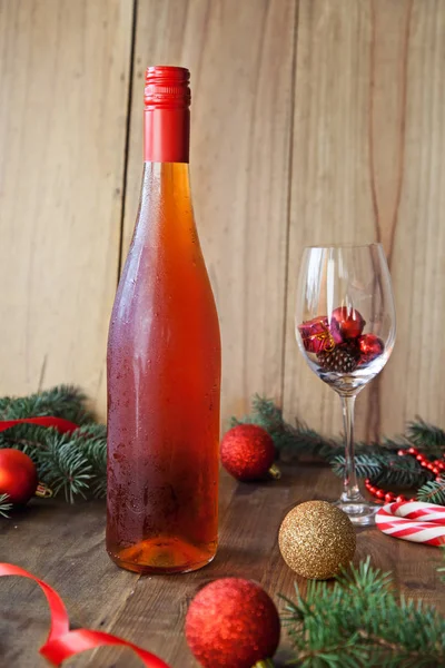 Decoración de vino y Navidad sobre fondo de madera —  Fotos de Stock