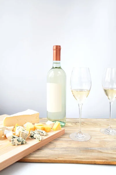 Flasche Weißweingläser Mit Weinkäse Auf Hellem Hintergrund — Stockfoto