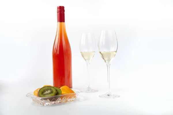 Hafif arka planda gül şarabı peyniri ve meyveler