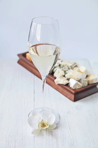 Glas Wein Und Orchideen Auf Holzgrund — Stockfoto