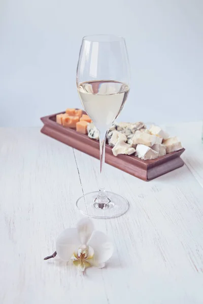 Glas Wein Und Orchideen Auf Einem Weißen Holztisch — Stockfoto