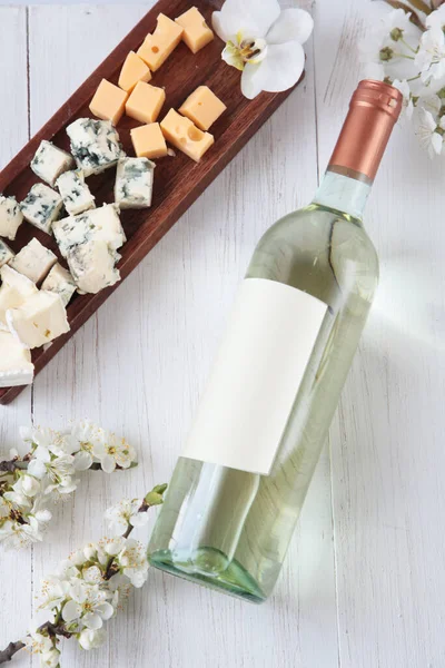 Eine Flasche Wein Käse Und Blumen Auf Einem Hölzernen Hintergrund — Stockfoto