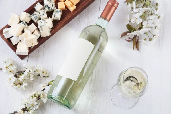 Eine Flasche Wein Käse Und Blumen Auf Einem Hölzernen Hintergrund — Stockfoto