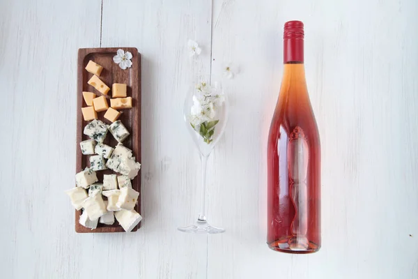 Käse Auf Einem Dunklen Holzteller Eine Flasche Rosenwein — Stockfoto