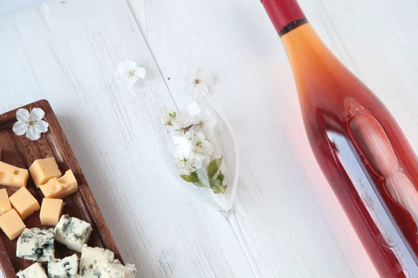 Käse Auf Einem Dunklen Holzteller Eine Flasche Rosenwein Und Ein — Stockfoto
