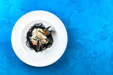 Büyük beyaz tabak mavi arka planda lezzetli makarna