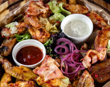 Salata soslu, ketçap ve soğanlı nefis et tabağı.