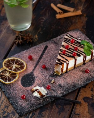 Tatlı ve çay ahşap arka planda yatıyor.