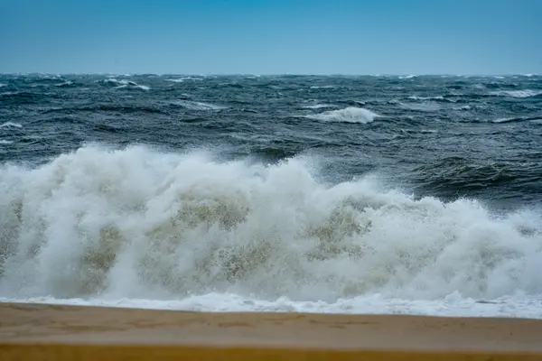 强大的海浪在岸边拍打 — 图库照片