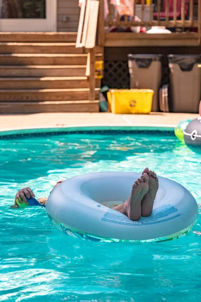 Man ontspannen in een zwembad — Stockfoto